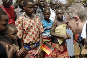 Federal President Horst Koehler in conversation with children